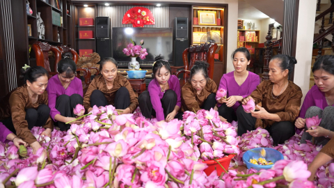 Người lưu giữ hương sen hồn Việt