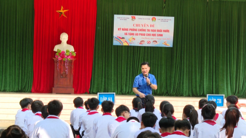 Chuy&ecirc;n đề kỹ năng ph&ograve;ng chống tai nạn đuối nước v&agrave; tặng &aacute;o phao cho học sinh