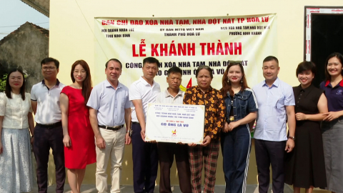 B&agrave;n giao nh&agrave; cho hộ ngh&egrave;o phường Ninh Kh&aacute;nh