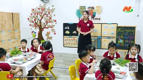 Lịch sự tr&ecirc;n b&agrave;n ăn 