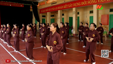 Phong tr&agrave;o thể thao th&ocirc;n, x&oacute;m