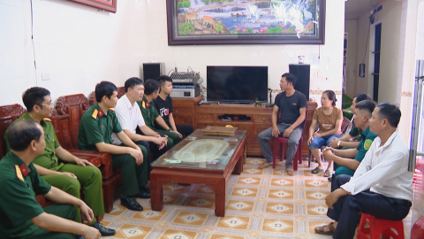 Người chỉ huy trưởng qu&acirc;n sự huyện học tập l&agrave;m theo lời B&aacute;c