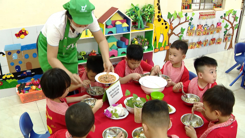 Bảo đảm an to&agrave;n thực phẩm tại bếp ăn b&aacute;n tr&uacute; trường học