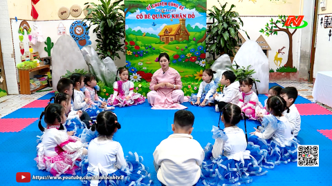 C&acirc;u chuyện "C&ocirc; b&eacute; qu&agrave;ng khăn đỏ"_Trường mầm non Ninh Hải, phường Nam Hoa Lư