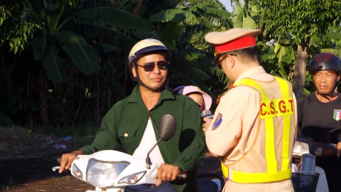 Lập lại trật tự h&agrave;nh lang an to&agrave;n giao th&ocirc;ng đường bộ