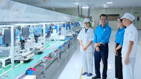 C&ocirc;ng nh&acirc;n lao động thi đua l&agrave;m theo lời B&aacute;c