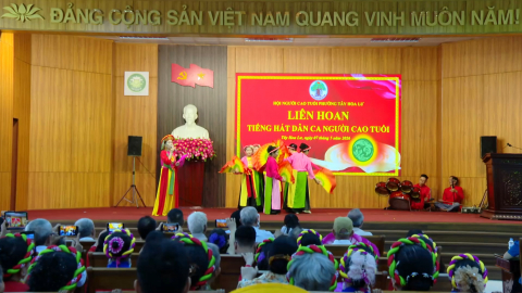 Li&ecirc;n hoan Tiếng h&aacute;t d&acirc;n ca người cao tuổi phường T&acirc;y Hoa Lư