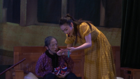 B&agrave; gi&agrave; ra phố