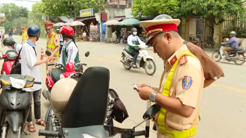 Nguy hiểm h&agrave;nh vi phơi n&ocirc;ng sản tr&ecirc;n đường