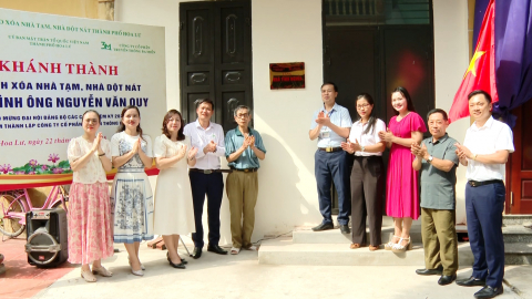 Tuổi trẻ g&oacute;p sức x&oacute;a nh&agrave; tạm, nh&agrave; dột n&aacute;t