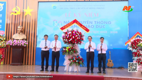Đồng ch&iacute; Chủ tịch UBND tỉnh Phạm Quang Ngọc dự Lễ khai giảng năm học mới tại Trường THPT chuy&ecirc;n L&ecirc; Hồng Phong