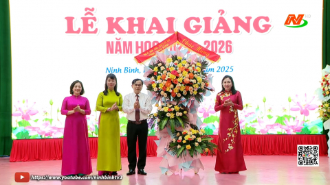 Đồng ch&iacute; Ph&oacute; B&iacute; thư Thường trực Tỉnh ủy Đinh Thị Lụa dự Lễ khai giảng năm học mới tại Trường THPT chuy&ecirc;n Lương Văn Tụy