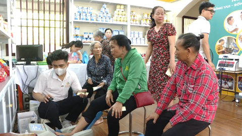 Quan t&acirc;m chăm s&oacute;c sức khỏe người cao tuổi
