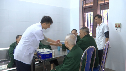 Quan t&acirc;m chăm lo đời sống cho người c&oacute; c&ocirc;ng