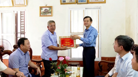 Đồng ch&iacute; B&iacute; thư tỉnh ủy thăm, tặng qu&agrave; nh&acirc;n kỷ niệm 76 năm ng&agrave;y thương binh, liệt sỹ
