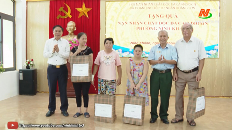 Tặng qu&agrave; c&aacute;c nạn nh&acirc;n chất độc da cam/dioxin tại th&agrave;nh phố Ninh B&igrave;nh v&agrave; huyện Hoa Lư
