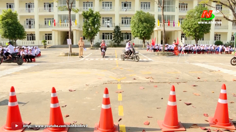 Th&agrave;nh phố Ninh B&igrave;nh nỗ lực n&acirc;ng cao &yacute; thức người tham gia giao th&ocirc;ng