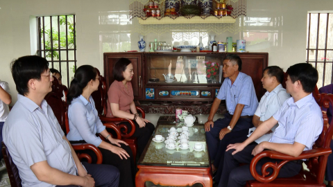 Đo&agrave;n ĐBQH tỉnh tặng qu&agrave; thương, bệnh binh, gia đ&igrave;nh ch&iacute;nh s&aacute;ch