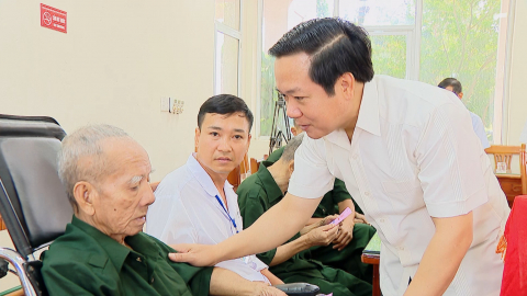 Đồng ch&iacute; Chủ tịch UBND tỉnh thăm, tặng qu&agrave; nh&acirc;n kỷ niệm 76 năm ng&agrave;y thương binh, liệt sỹ