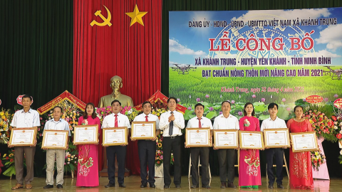  Kh&aacute;nh Trung đ&oacute;n bằng c&ocirc;ng nhận x&atilde; đạt chuẩn n&ocirc;ng th&ocirc;n mới n&acirc;ng cao