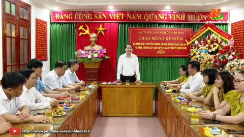 Đồng ch&iacute; Ph&oacute; B&iacute; thư Thường trực Tỉnh ủy ch&uacute;c mừng Ban Tuy&ecirc;n gi&aacute;o Tỉnh ủy nh&acirc;n ng&agrave;y truyền thống
