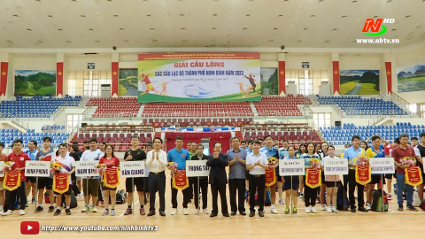 Khai mạc giải cầu l&ocirc;ng c&aacute;c CLB th&agrave;nh phố Ninh B&igrave;nh năm 2023