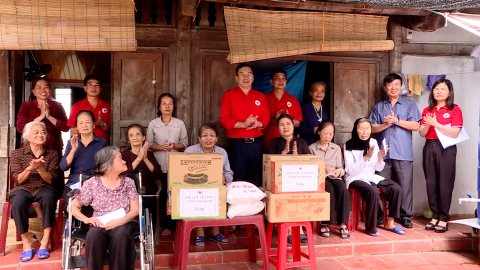 Thăm, tặng qu&agrave; người cao tuổi