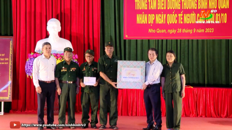Đồng ch&iacute; Ph&oacute; Chủ tịch Thường trực HĐND tỉnh thăm, tặng qu&agrave; người cao tuổi tại huyện Nho Quan