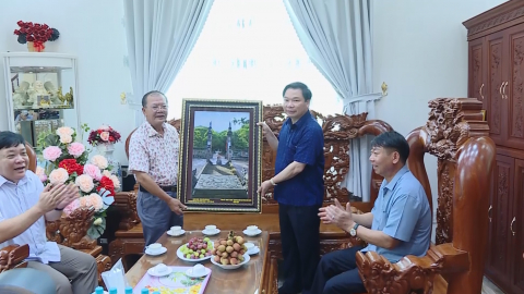 C&aacute;c đồng ch&iacute; l&atilde;nh đạo tỉnh Ninh B&igrave;nh thăm, tặng qu&agrave; tại tỉnh C&agrave; Mau