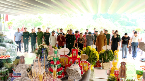 D&acirc;ng hương tưởng niệm c&aacute;c liệt sỹ tại nghĩa trang Vị Xuy&ecirc;n