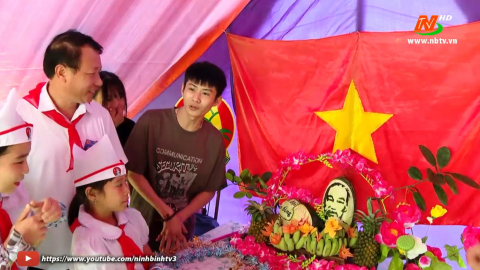 Đồng ch&iacute; Ph&oacute; Chủ tịch Thường trực HĐND tỉnh tặng qu&agrave; trung thu cho trẻ em ở huyện Y&ecirc;n M&ocirc;