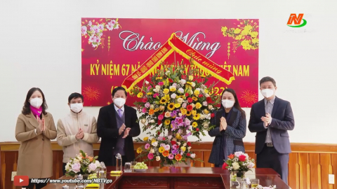 Đồng ch&iacute; B&iacute; thư Tỉnh ủy thăm, tặng qu&agrave; nh&acirc;n kỷ niệm 67 năm Ng&agrave;y Thầy thuốc Việt Nam