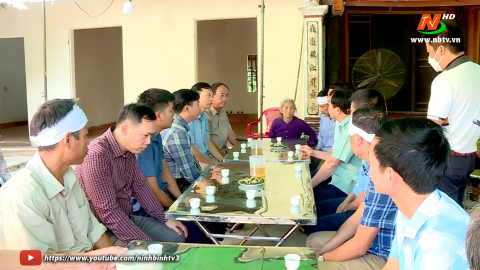 Thăm hỏi, động vi&ecirc;n gia đ&igrave;nh 3 nạn nh&acirc;n tử vong do TNGT
