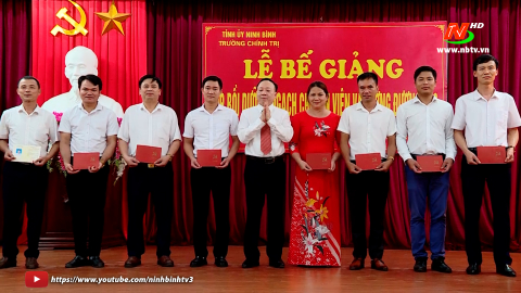 Bế giảng lớp bồi dưỡng ngạch chuy&ecirc;n vi&ecirc;n v&agrave; tương đương K60