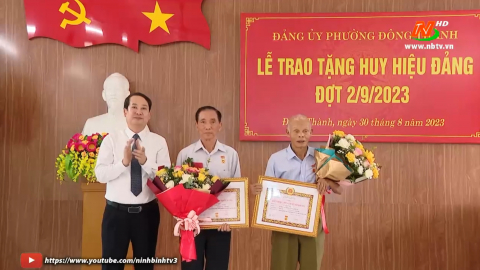 Đồng ch&iacute; Ph&oacute; B&iacute; thư Thường trực Tỉnh ủy dự Lễ trao Huy hiệu Đảng đợt 2/9 tại Đảng bộ phường Đ&ocirc;ng Th&agrave;nh