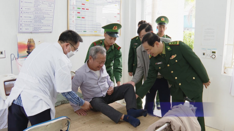 Bộ đội Bi&ecirc;n ph&ograve;ng tỉnh kh&aacute;m bệnh, tư vấn, cấp ph&aacute;t thuốc miễn ph&iacute; cho người c&oacute; c&ocirc;ng