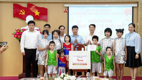 Tặng qu&agrave; cho trẻ em nh&acirc;n Ng&agrave;y Quốc tế Thiếu nhi 1/6