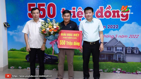 Trao giải xổ số đặc biệt cho kh&aacute;ch h&agrave;ng