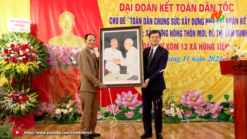 Đồng ch&iacute; B&iacute; thư Tỉnh ủy dự ng&agrave;y hội đại đo&agrave;n kết tại x&oacute;m 13, x&atilde; H&ugrave;ng Tiến