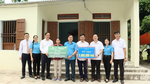Trao hỗ trợ nh&agrave; " M&aacute;i ấm c&ocirc;ng đo&agrave;n "