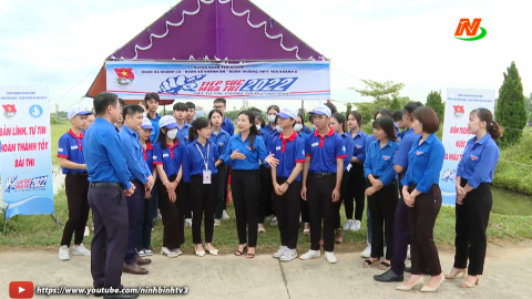 Thăm, tặng qu&agrave; c&aacute;c đội h&igrave;nh t&igrave;nh nguyện tiếp sức m&ugrave;a thi