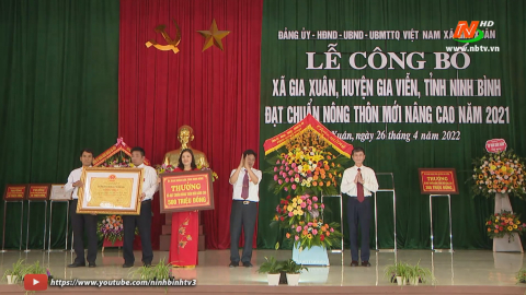 Gia Xu&acirc;n đ&oacute;n bằng c&ocirc;ng nhận x&atilde; đạt chuẩn n&ocirc;ng th&ocirc;n mới n&acirc;ng cao