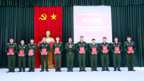 Trao quyết định thăng qu&acirc;n h&agrave;m sĩ quan dự bị đang phục vụ tại ngũ