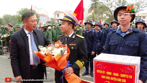 Lễ giao nhận qu&acirc;n tại huyện Kim Sơn