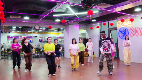 Vũ điệu Zumba đ&oacute;n Xu&acirc;n