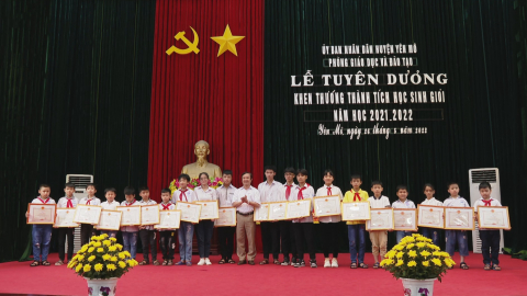 Y&ecirc;n M&ocirc; tuy&ecirc;n dương, khen thưởng học sinh giỏi