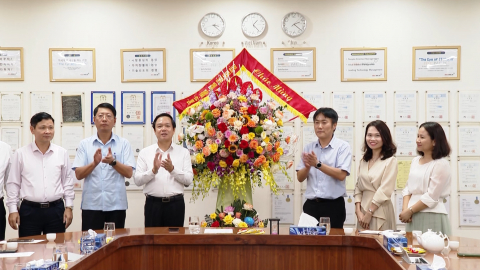 Đồng ch&iacute; Chủ tịch UBND tỉnh ch&uacute;c mừng Ng&agrave;y Doanh nh&acirc;n Việt Nam