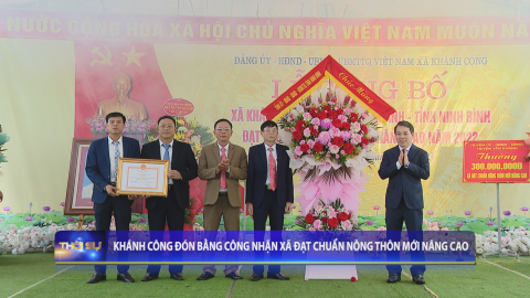 Kh&aacute;nh C&ocirc;ng đ&oacute;n bằng c&ocirc;ng nhận x&atilde; đạt chuẩn n&ocirc;ng th&ocirc;n mới n&acirc;ng cao
