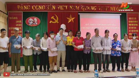 Quỹ Thiện T&acirc;m trao qu&agrave; cho hội vi&ecirc;n Hội Người m&ugrave; tỉnh Ninh B&igrave;nh
