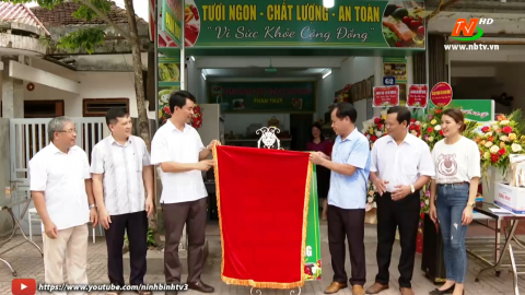 Khai trương v&agrave; gắn biển cửa h&agrave;ng n&ocirc;ng sản an to&agrave;n